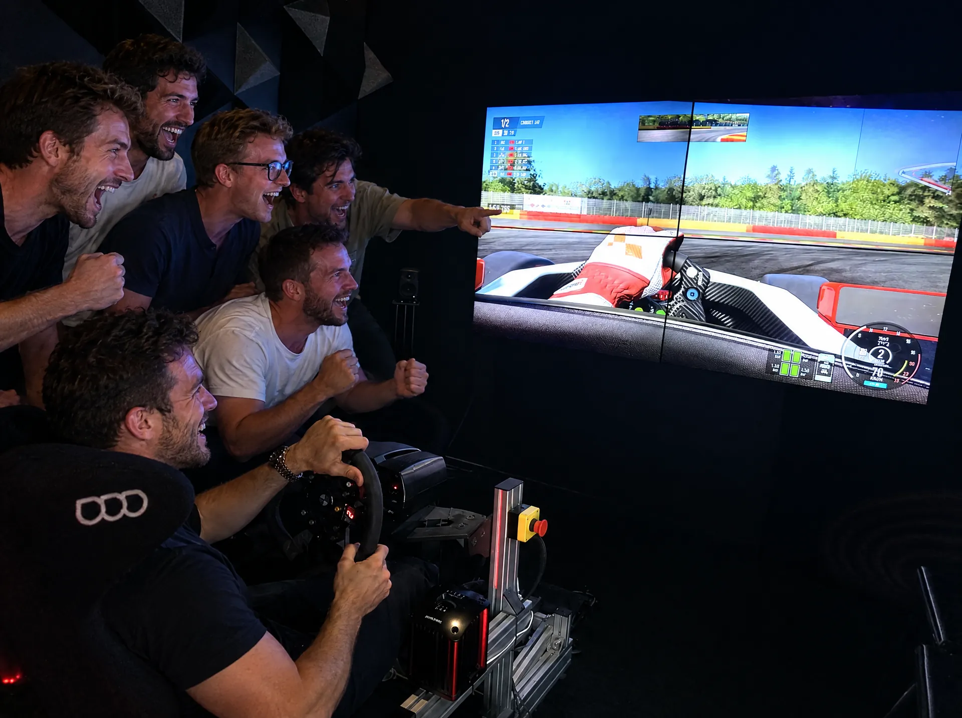 Vänner vid racingsimulatorn