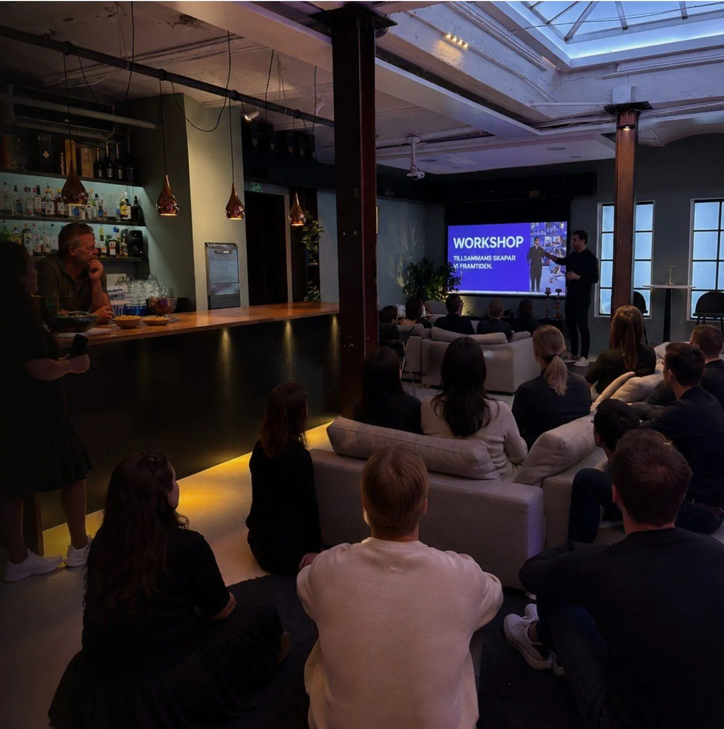 Teamet samlat i loungen för presentation