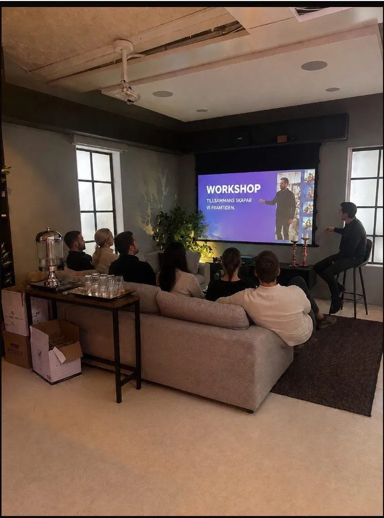 Presentation i loungen med lokalens projektor