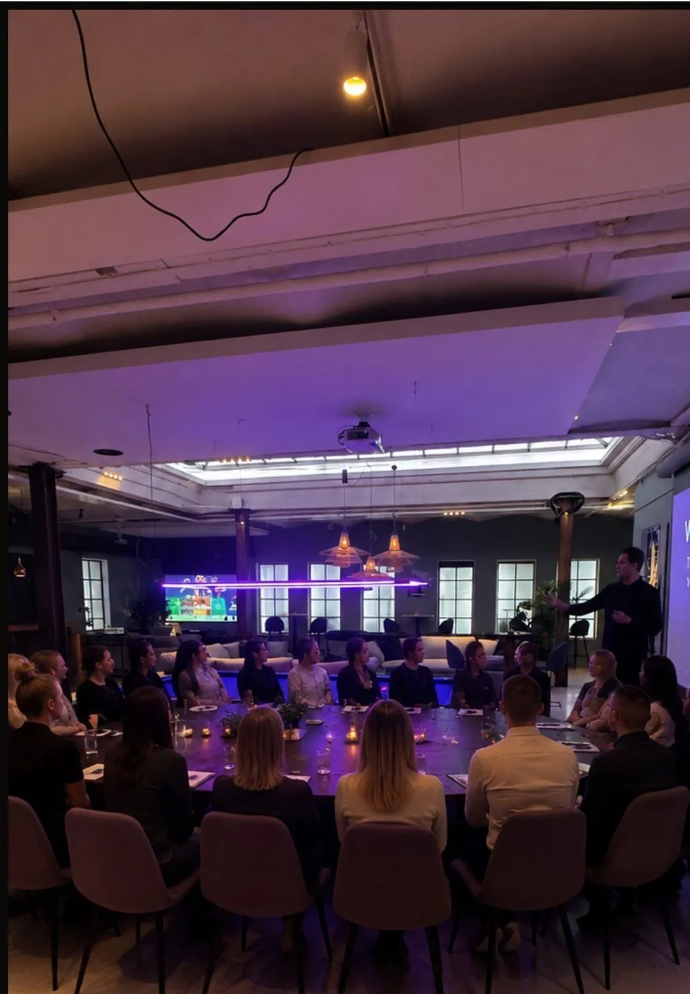 Företagsevent vid långbordet under takfönstret