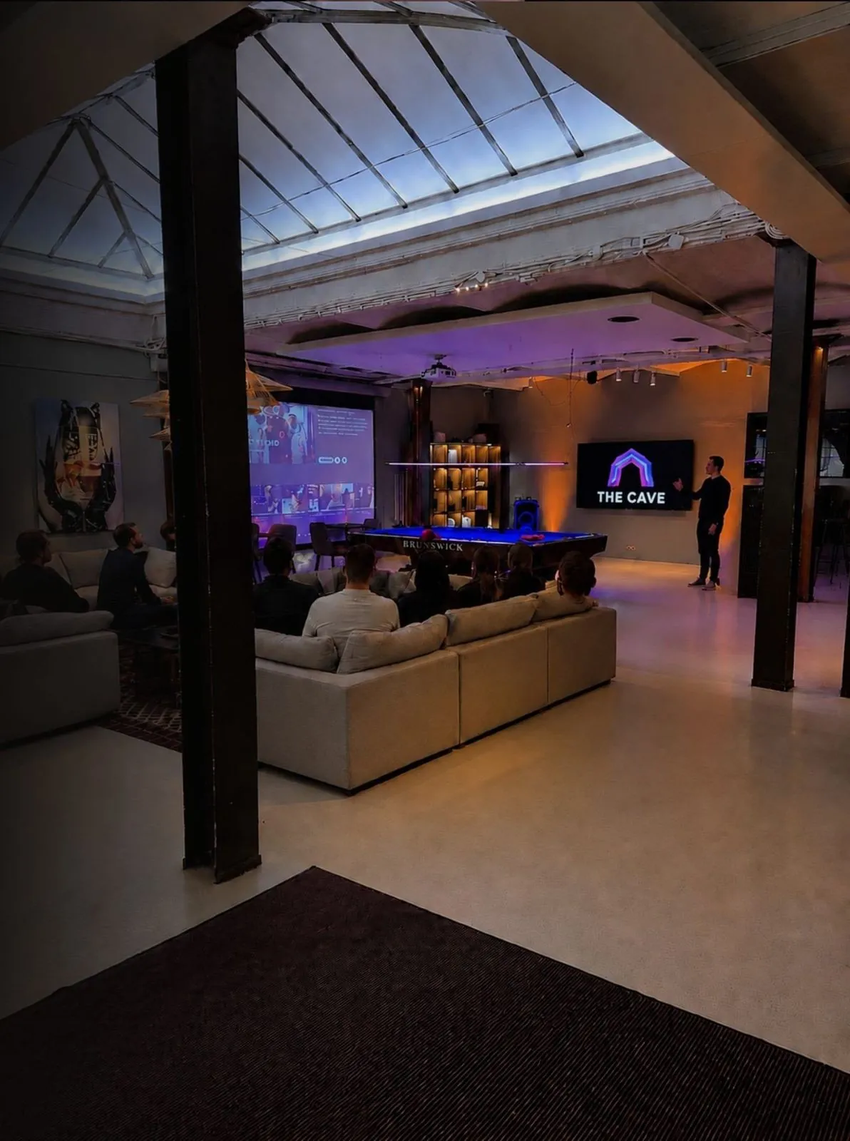 Kickoff i loungen – presentation på storbildsskärm under takfönstret