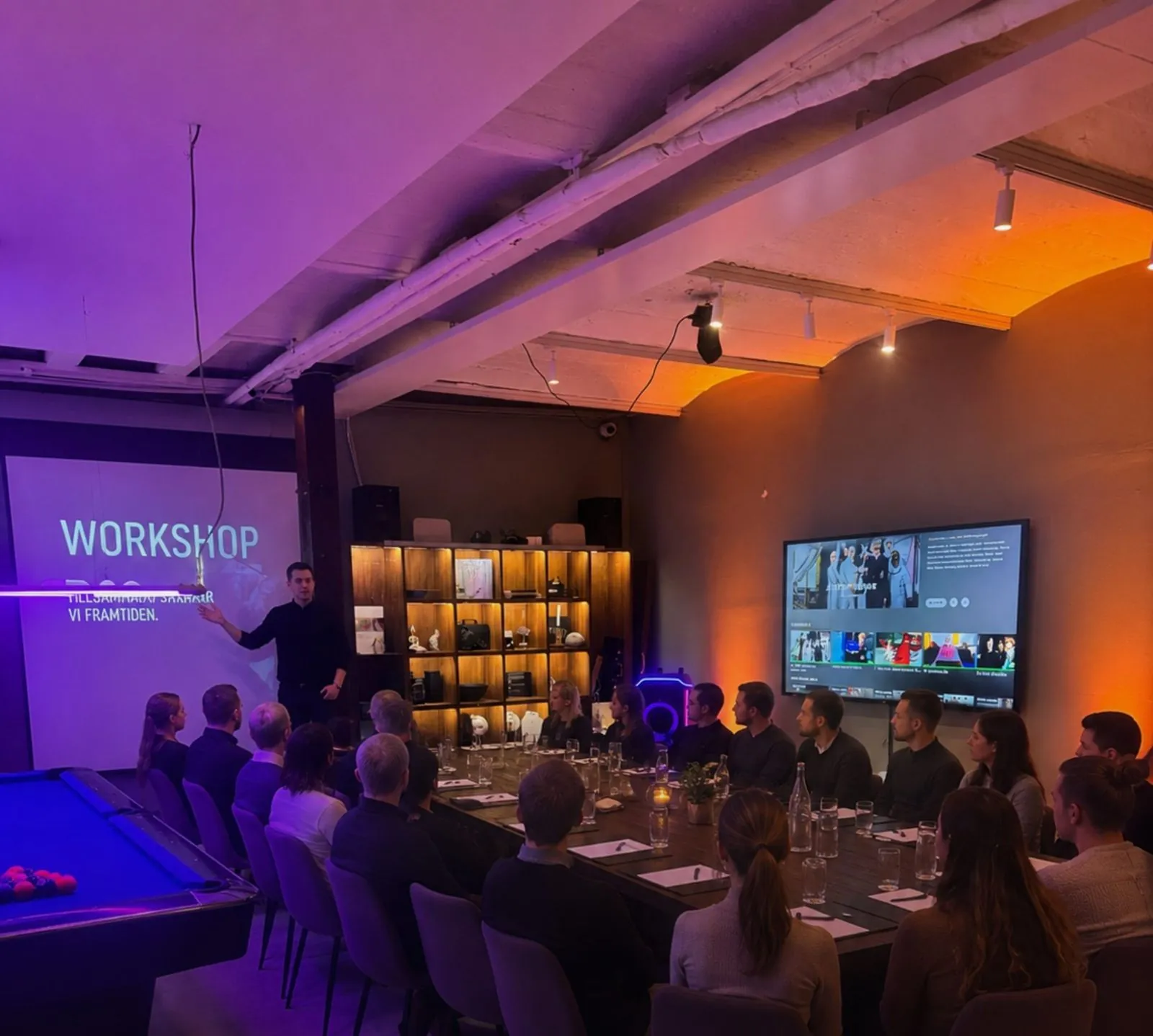 Workshop vid långbordet med presentation på duk och skärm